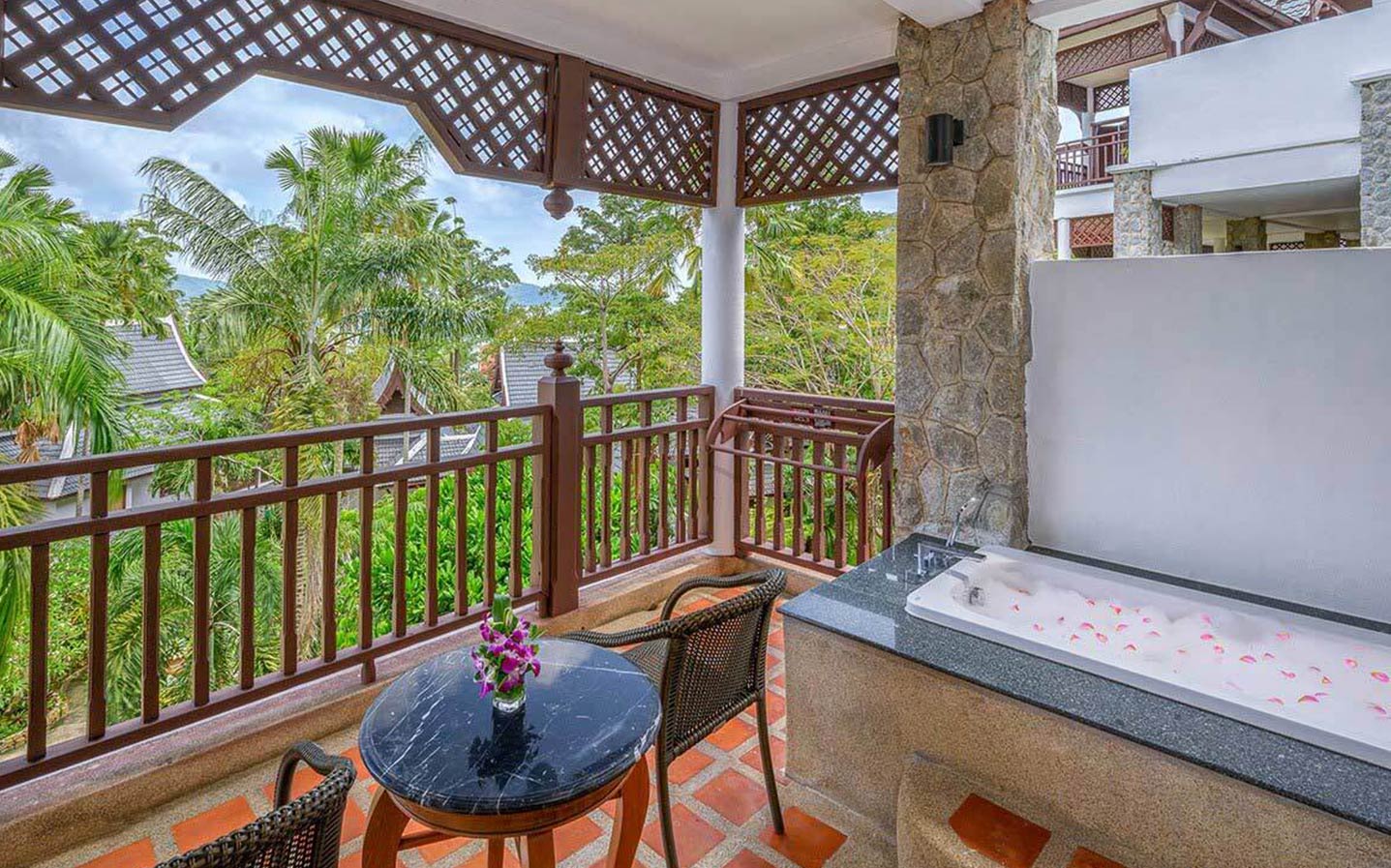 Hillside with Terrace Bathtub