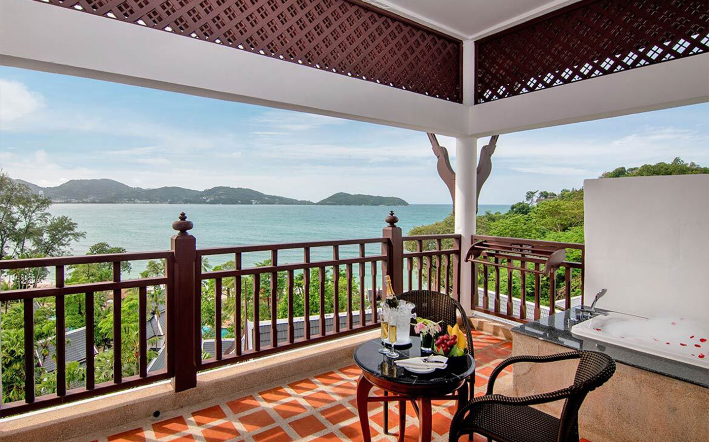 Seaview Hillside with Terrace Bathtub